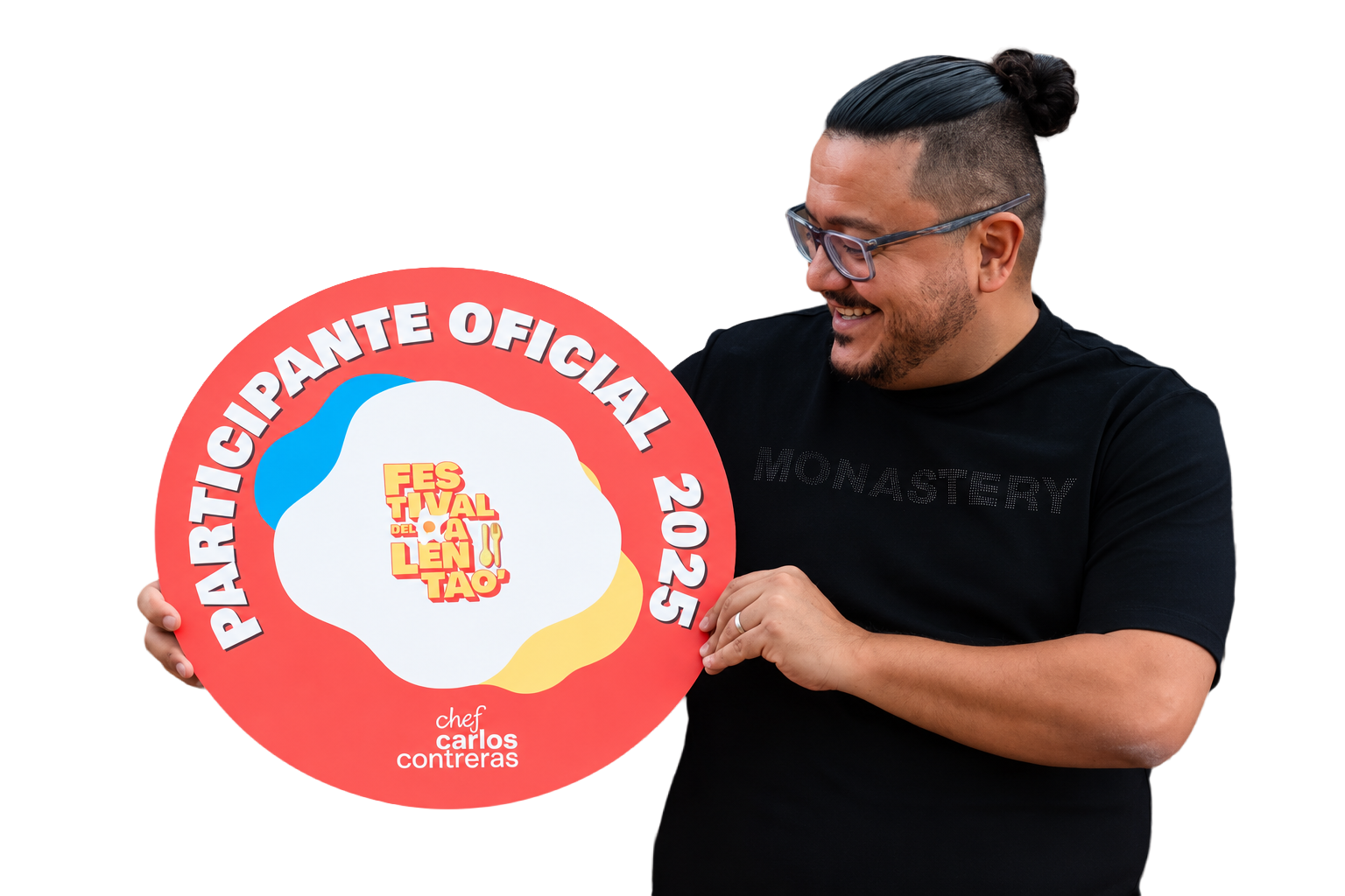 Chef Carlos Contreras con el distintivo de participante oficial del festival en 2025.